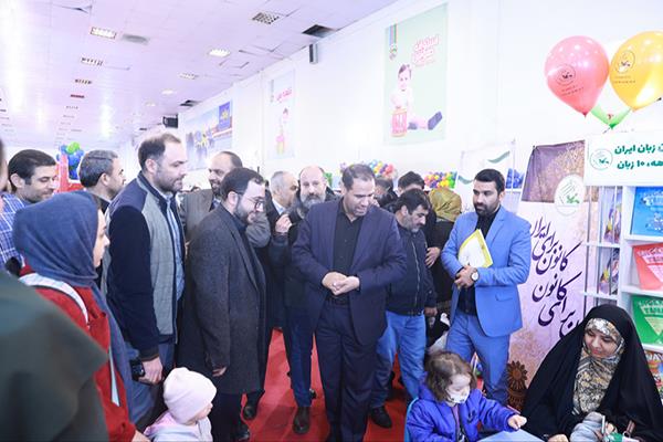 بازدید وزیر آموزش و پرورش از غرفهٔ کانون زبان ایران در جشنوارهٔ ملی اسباب بازی