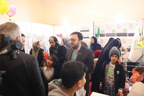 بازدید مدیر عامل کانون پرورش فکری از غرفهٔ کانون زبان ایران در نمایشگاه اسباب‌بازی